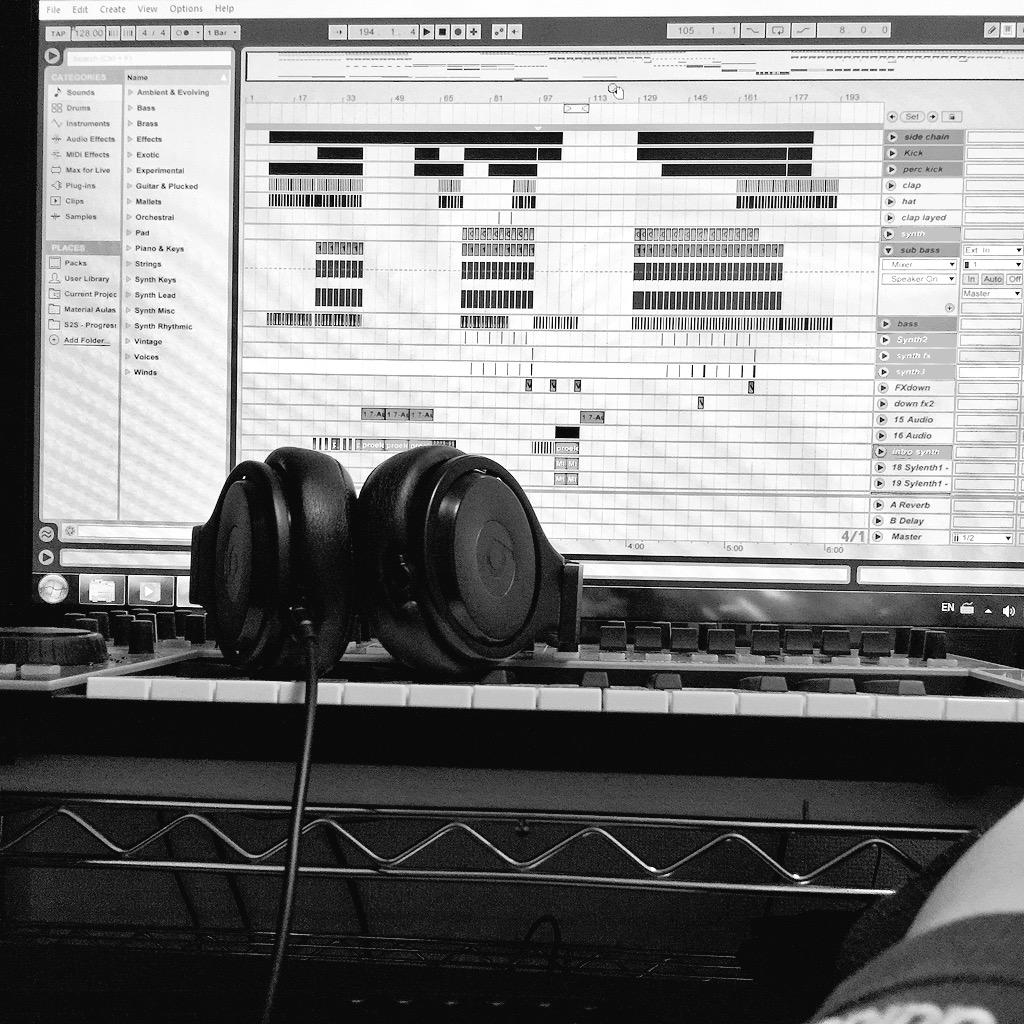 rockhetrox's tweet photo. ❤️ #producer #love #music #dj http://t.co/UO7IzrEROg