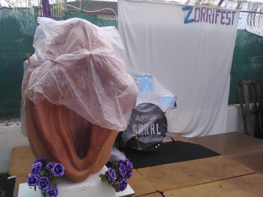 princesabollera's tweet photo. Parece que por fin alguien ha utilizado las barreras de látex 

RT @perifericah: Amaneciendo en el @ZorriFest http://t.co/ebxwGzONld