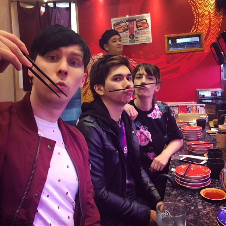 AmazingPhil's tweet photo. Learning to chopstick with @mimei and @PDRnotPDS http://t.co/dAR8h3KSjH