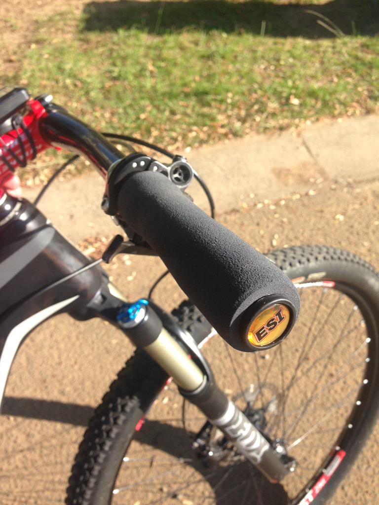 Marinus_MTB's tweet photo. Got a brand new pair of the new @ESIGRIPS ... They are great!!! Go get yourself a pair at @GHOSTSHOPSA @Ballisticbike http://t.co/JPouZGAVAM