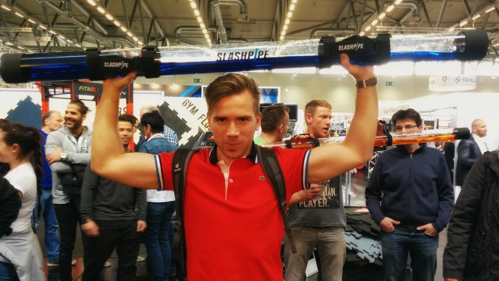 laufsteiger's tweet photo. Nie die Balance verlieren. #fibo2015 #slashpipe #wassertraeger http://t.co/8i1gYUi7vG