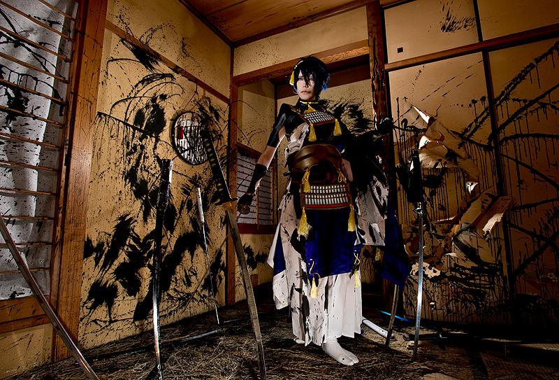 コスプレ/刀剣乱舞/三日月宗近】足利義輝が敵に攻められた際、畳に幾つ