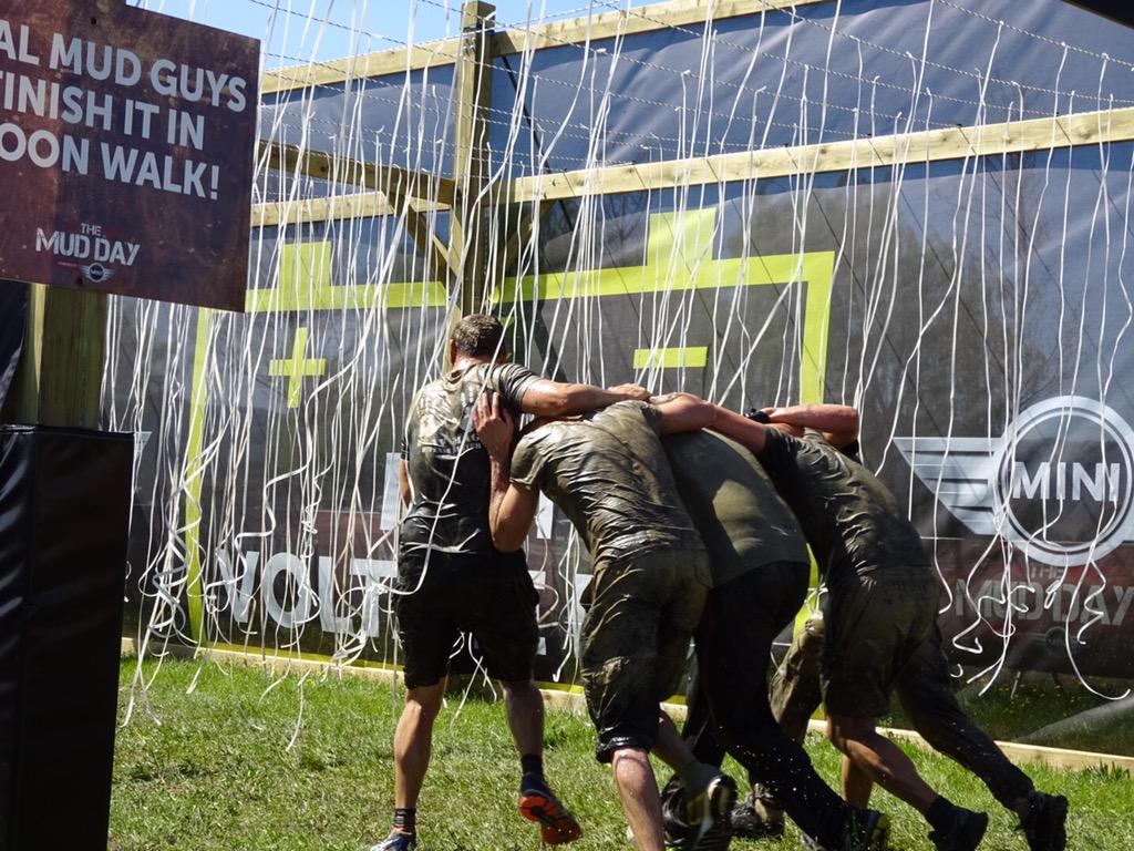 cyril's tweet photo. .@TheMudDay X @MINI_Officiel impressionnant ! #TheMudDay #MudGuyMini http://t.co/6L2O29hZ6o