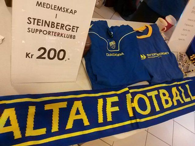 AaseElise's tweet photo. #Steinberget holder stand! Kom innom for kjøp av medlemskap, sesongkort og supportereffekter. @AltaIF_Fotball http://t.co/5thyoWuf7e