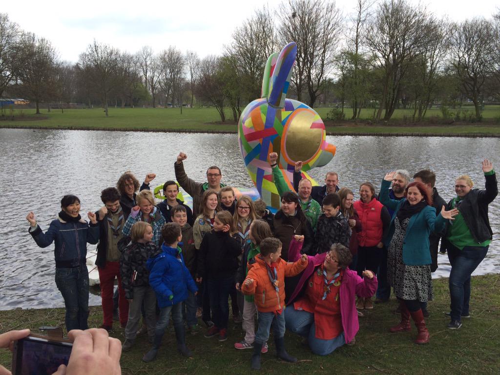 De scouts hebben badkonijn voor Vroesenpark opnieuw getekend + geschilderd.Collega @liselottedehaan laat het te water