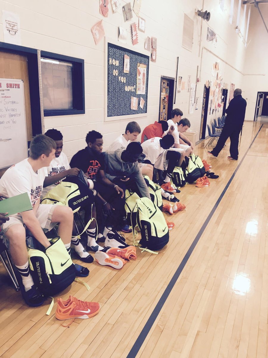 osbang4's tweet photo. First ones in the gym. TTO 15u black vs Georgia stars #game2 #wertto http://t.co/k6sUbu4Rhl