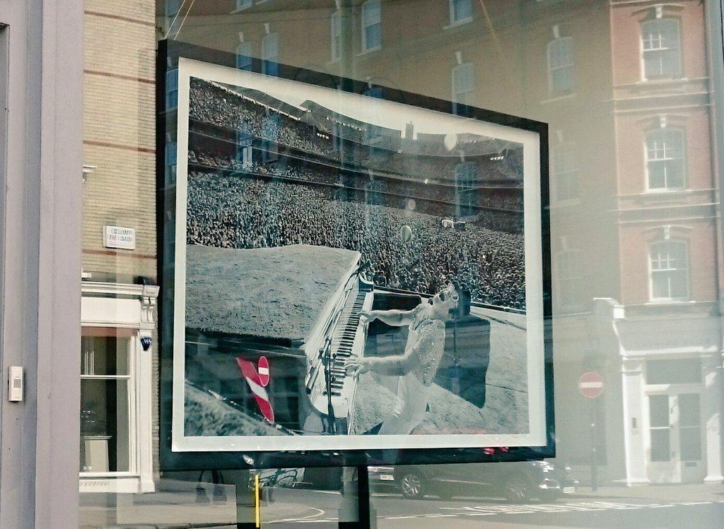 The sun's out and we feel like this photo of the pianoman himself, <a href="/eltonjohndotcom/">Elton John</a>! (in <a href="/RansomArt/">Ransom</a>'s window)
