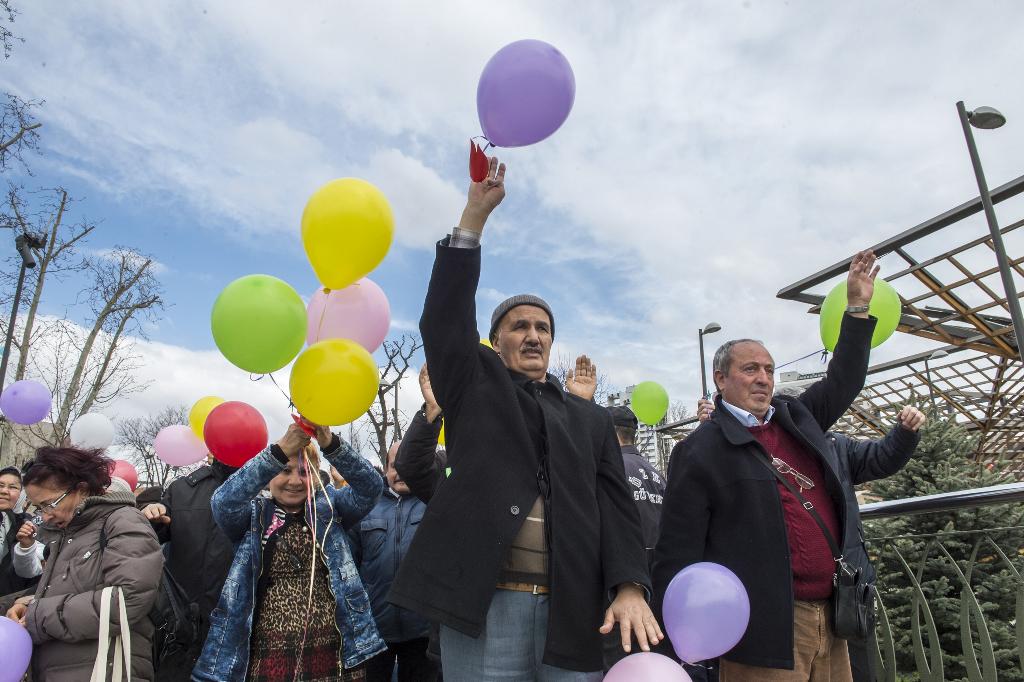 turkiyegazetesi's tweet photo. Binlerce kişi "Parkinson Hastalığı"na dikkat çekmek için birlikte yürüdü http://t.co/h6ODco2hN7 #BirlikteYürüyelim http://t.co/UaEYKOMeBT