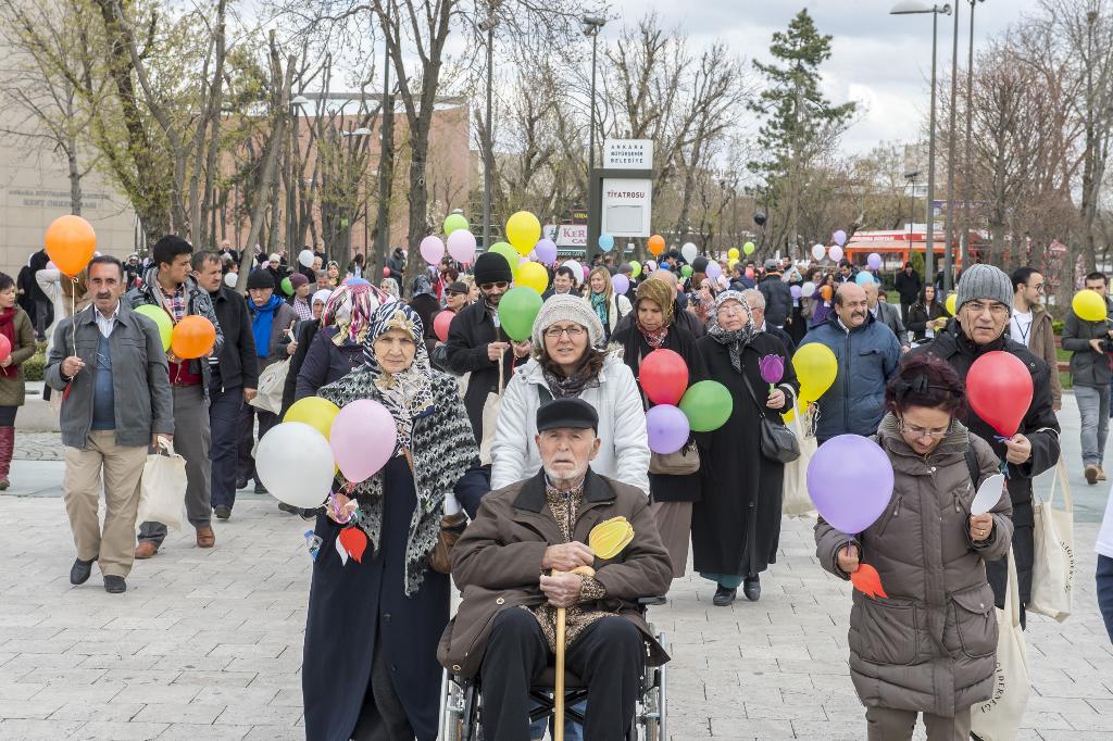 turkiyegazetesi's tweet photo. Binlerce kişi "Parkinson Hastalığı"na dikkat çekmek için birlikte yürüdü http://t.co/h6ODco2hN7 #BirlikteYürüyelim http://t.co/UaEYKOMeBT