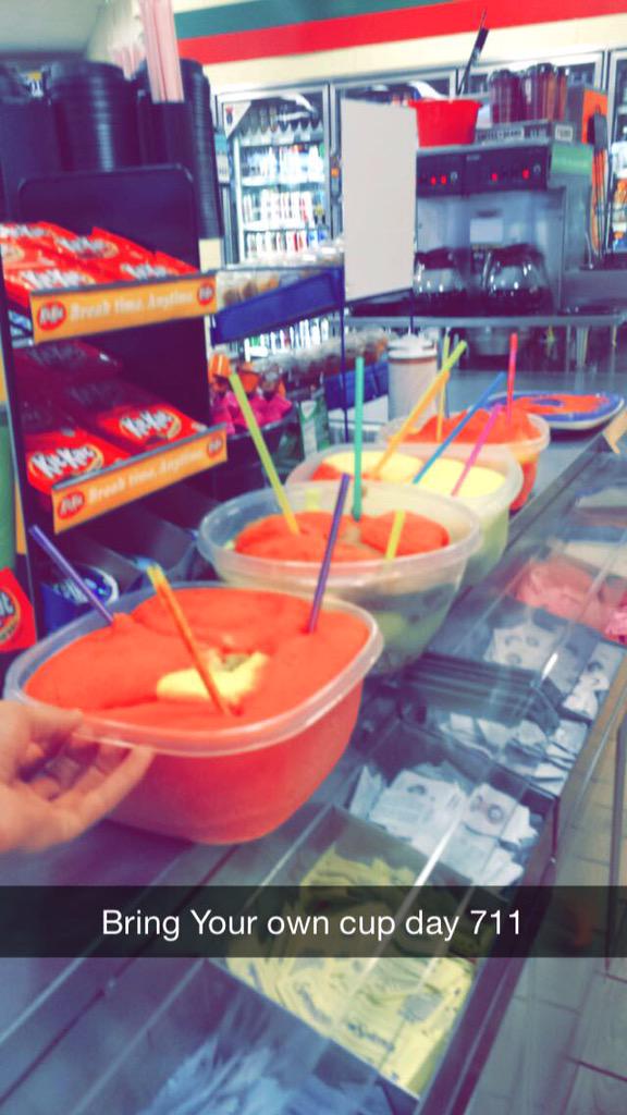 Tiff_Pace's tweet photo. 🙌🏽🙌🏽🙌🏽🙌🏽🙌🏽 RT @KingBreezyyy: Bring your own cup day 711 http://t.co/ORVjWvtYdy