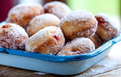 thesouthdown's tweet image. A recipe for strawberry jam doughnuts from @DomChapman on @gbchefs greatbritishchefs.com/recipes/jam-do… #Irresistible
