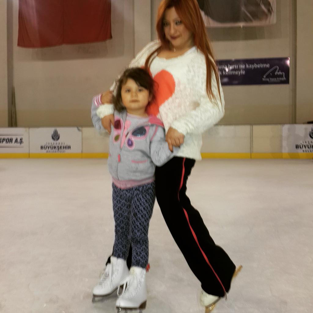 yelizbuzz's tweet photo. Buz aşkına #silivrikapı #buzpisti #sporas #bizbiraileyiz #buzu #seviyoruz #hicte #soguk #degil #sicak #bile 🙈 http://t.co/Raf7z7Rjas