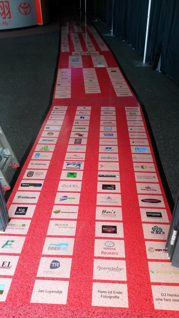 Ook de rode loper met alle sponsors erop ligt. We zijn er helemaal klaar voor. Tot zo!