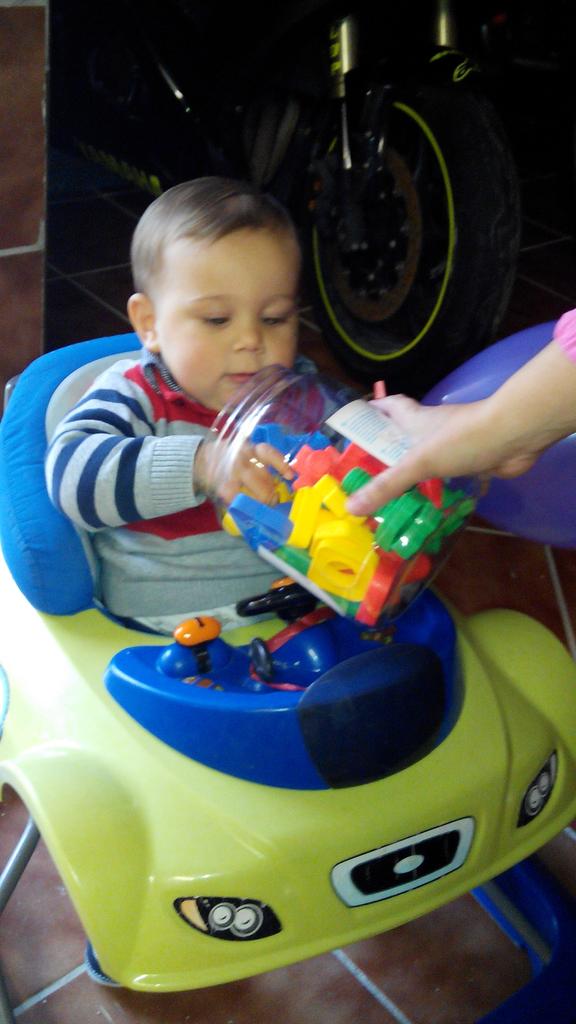 INMAMAKU's tweet photo. Empieza la fiesta!!  #CumpleDeManuel @ely_montesinos @Fran4408 @soniadolphins @mpn179 su primer añito!!! http://t.co/SyBYRgd6KC
