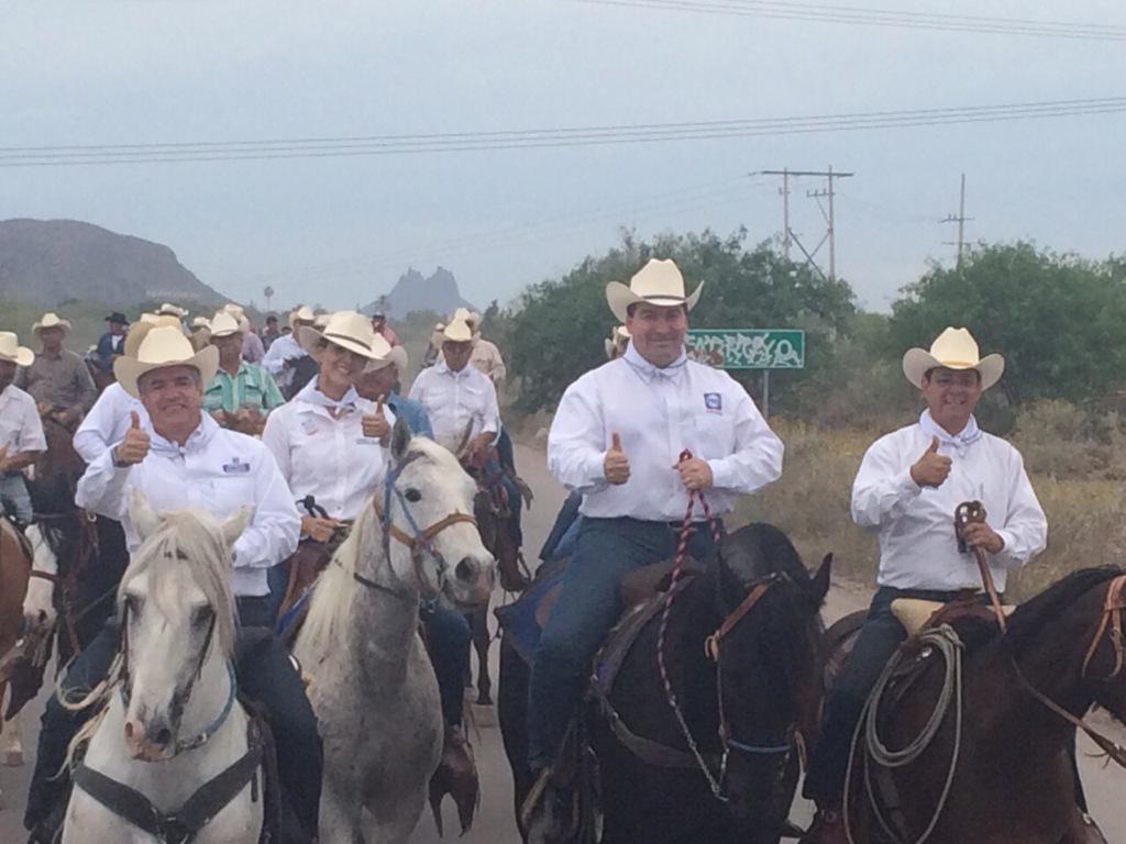 Lorenzo_de_Cima's tweet photo. #CabalgandoAndo gran ambiente y bonito evento #UnidosSomosMásFuertes por el Guaymas y el Sonora que todos queremos http://t.co/In9DpjCxgO