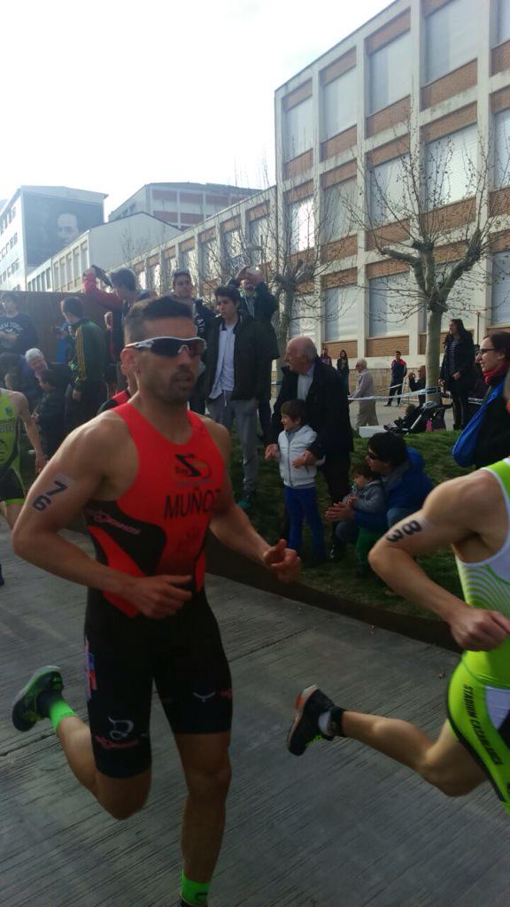 tridimonis's tweet photo. Nuestro Domingo Muñoz en el primer segmento del Cpto España Duatlon Elite. Vamos crack!! http://t.co/WKiwloJSIR
