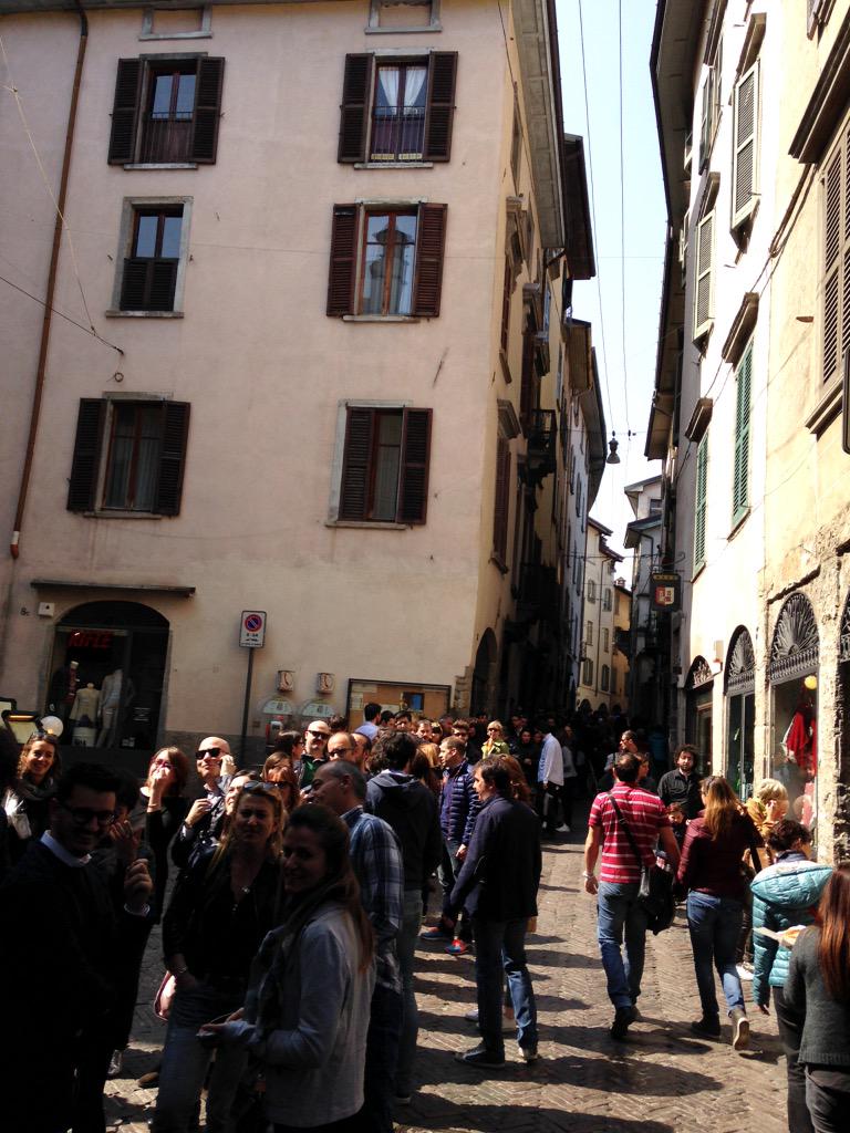 StartAppsSrl's tweet photo. Un pò di coda...anteprima movieBook! #tedxbergamo #tombilotta #startapps http://t.co/h7XDpHJ0DE