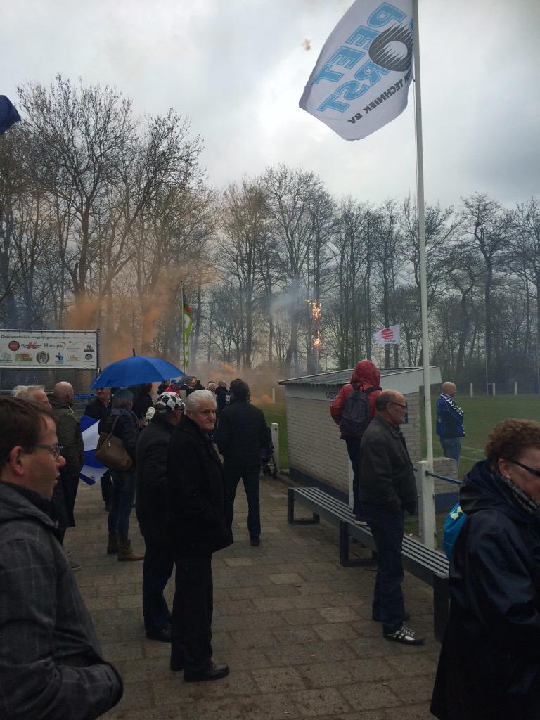 vvAltena's tweet photo. Veel vuurwerk voorafgaand aan de topper @vvschoonhoven - @vvAltena. Beide teams staan klaar voor de aftrap. #schalt http://t.co/PZfQkBoihk