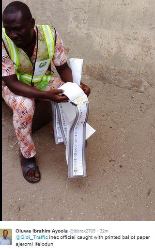 vanguardngrnews's tweet photo. INEC official caught with thumb-printed ballot papers at Ajeromi - http://t.co/bzFfzCpGRe
@inecnigeria @PoliceNG http://t.co/kIjAvCWA0f