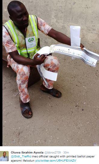 vanguardngrnews's tweet photo. INEC official caught with thumb-printed ballot papers at Ajeromi - http://t.co/bzFfzCpGRe
@inecnigeria @PoliceNG http://t.co/kIjAvCWA0f