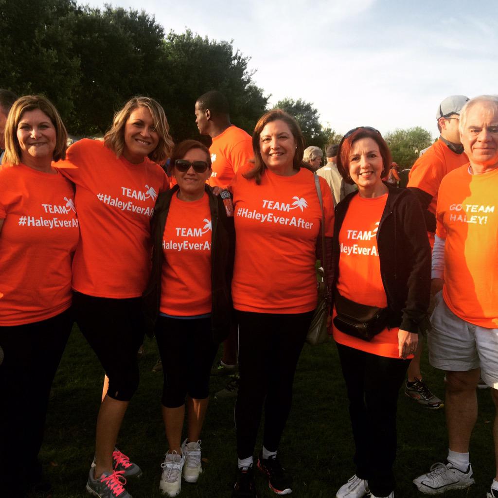 TheLovellGroup's tweet photo. #LovellLoves the hundreds of #WalkMSDFW teams that came out today for Walk MS: Dallas! #makeconnections http://t.co/hsbjGL5lDy
