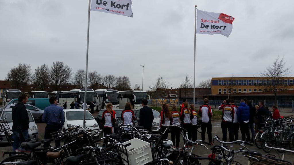 KVTOP1's tweet photo. De bussen zijn uitgezwaaid... http://t.co/bCBbaEIV1y