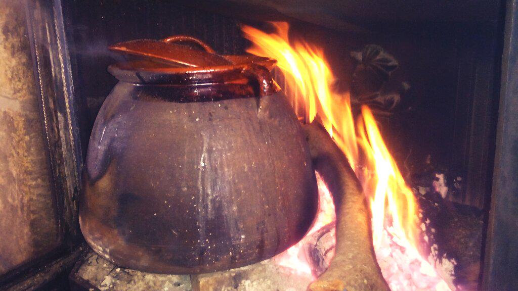 anipochi's tweet photo. Si señor! Asi se hace el cocido madrileño! http://t.co/xkMLA1zswY