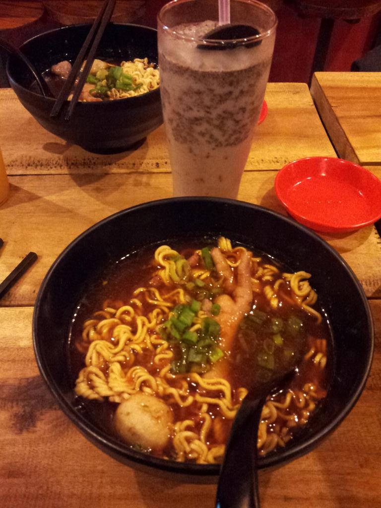 RikyIpat's tweet photo. Satnite with my friend @cekermidun http://t.co/kCXzqsDehA