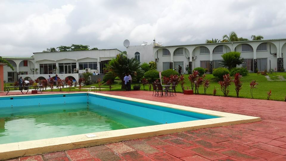 comorosoldier's tweet photo. L'autre image des Comores qu'on vous montre jamais à la tv. Plage #itsandra et piscine du retaj hotel. http://t.co/Dk5U5TsiOF