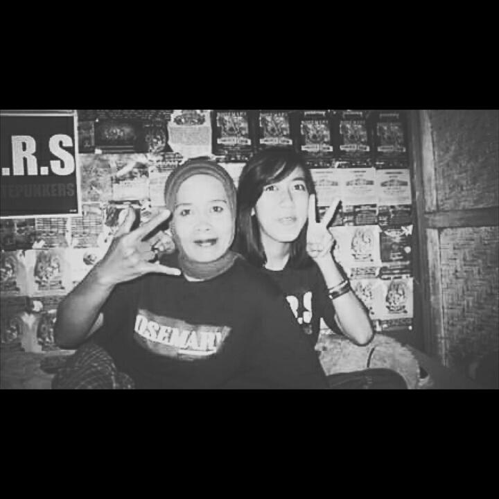 My mom is skatepunkers\m/ enjoy #warsFamily  <a href="/ROSEMARYsk8punk/">ROSEMARY SKATEPUNK</a>