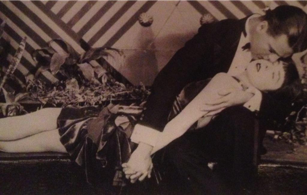 themalmen's tweet photo. Cineasterna, 80-åriga gubbhipsters, freaksen &amp; jag väljer nu 1 1/2 timmes stumfilm. Jazzdrottningen here I come http://t.co/afyJKBvW1I