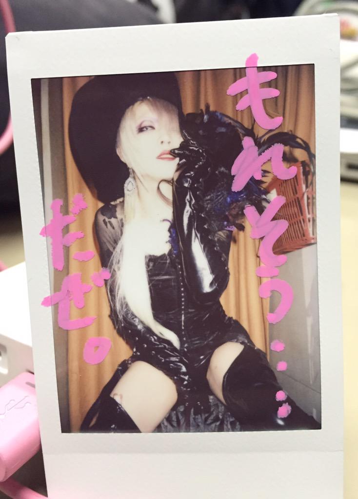 Initial_L_yuuki's tweet photo. まだ8月に大阪MUSEあった。
なんか得した気分。

なので今日の僕の恥ずかしいチェキで勘弁して。明日は名古屋ELLです。 http://t.co/P7G3eGAMZr