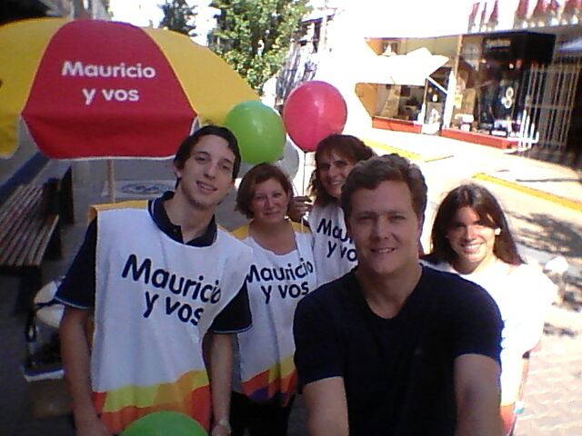 tomasnorman's tweet photo. Salimos a la peatonal a convencer a los santafesinos que es mentira que estamos destinados a vivir mal #MauricioYVos http://t.co/5Z8fDXUAo0