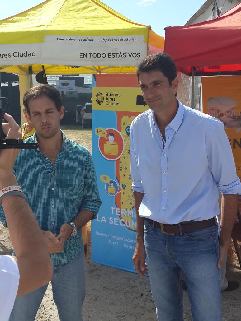 tomas_galmarini's tweet photo. @juanisalari @juandamico  "termina la secundaria cruzada x la educ de ls adultos" en Expo Centenario @Soledad_Acunia http://t.co/SqObZxOMad