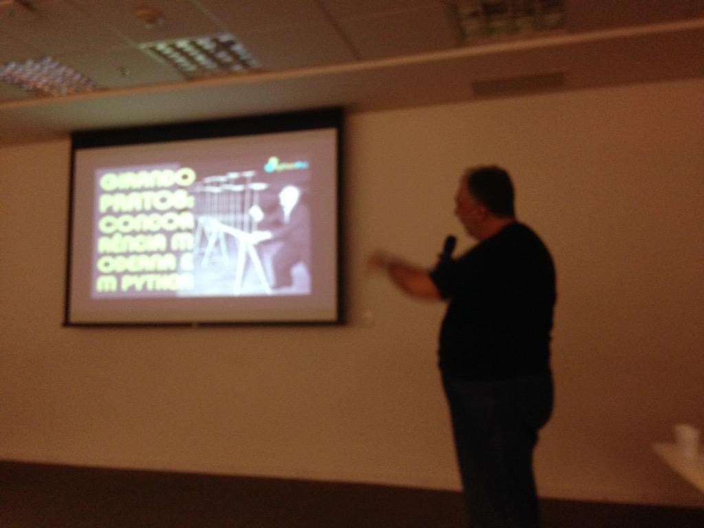 drgarcia1986's tweet image. Agora o @ramalhoorg falando sobre concorrência em Python no #GrupySP