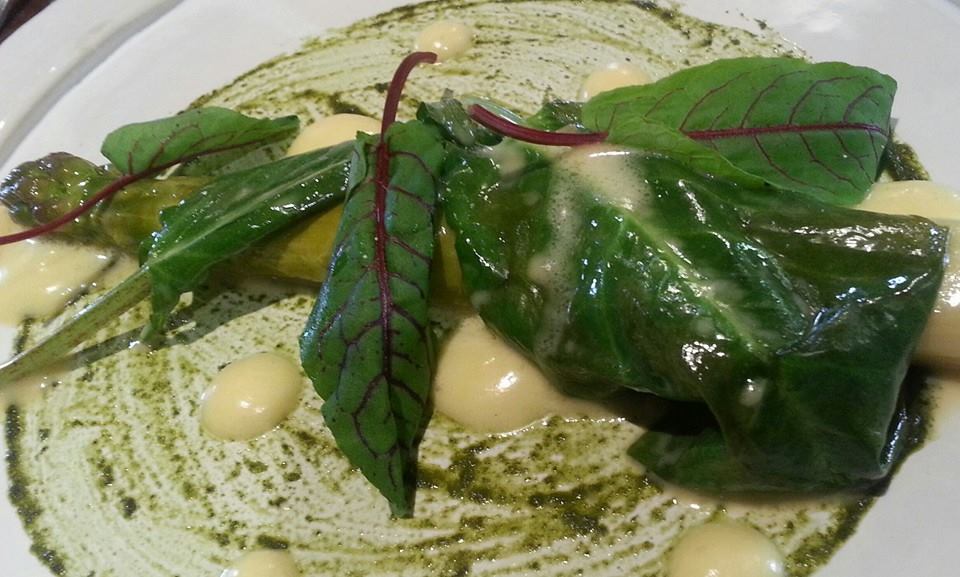 Asperge verte cuite à la perfection bien sur ! Emotion venue de la puissance et de la saveur des feuilles d'oseille.