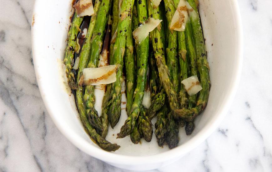 SELFmagazine's tweet photo. Roast. Top with balsamic and cheese. Then inhale! http://t.co/PmYcZdgTir http://t.co/M9UX7X342l
