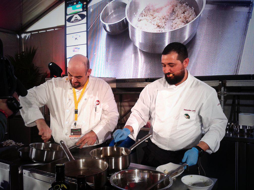Sebas_Lsn's tweet photo. Codo con codo con el gran @pfppiedra @amurecoclub con el segundo plato,almejas con setas @winbi_net @degusthoalmeria http://t.co/pgieM47tbE