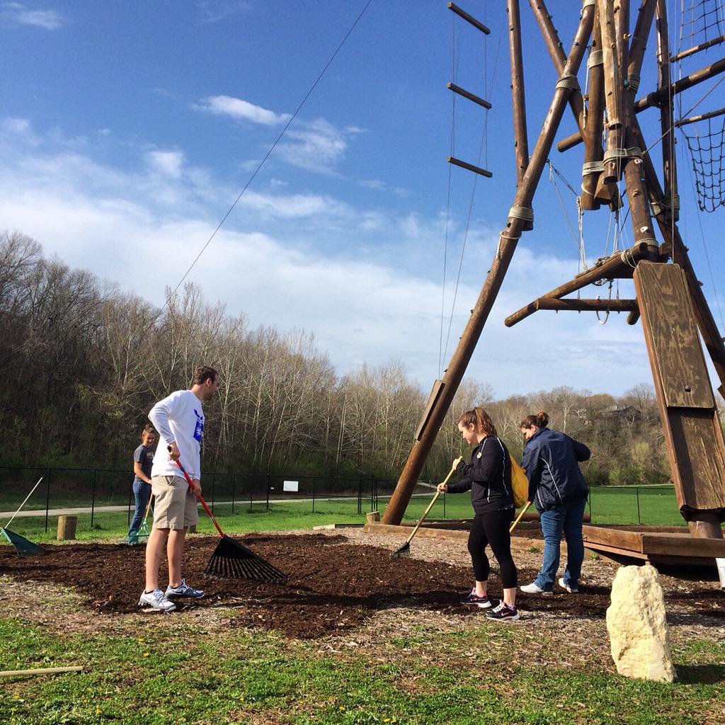 AlpineTower's tweet image. Fresh mulch job, feelin' fly. Thanks @Caring4Columbia!