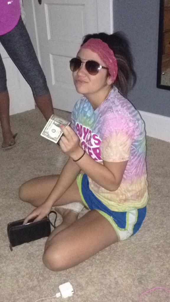 ShellGoHam's tweet photo. When you're the only trap queen left 💰💸 http://t.co/krTMJzHWCn