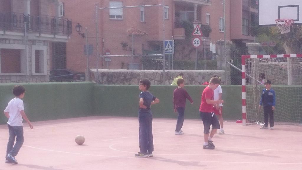 21_torrijos's tweet photo. En #manzanares con Pablo viendo como  juegan  al fútbol http://t.co/ZA3nb0BXAP
