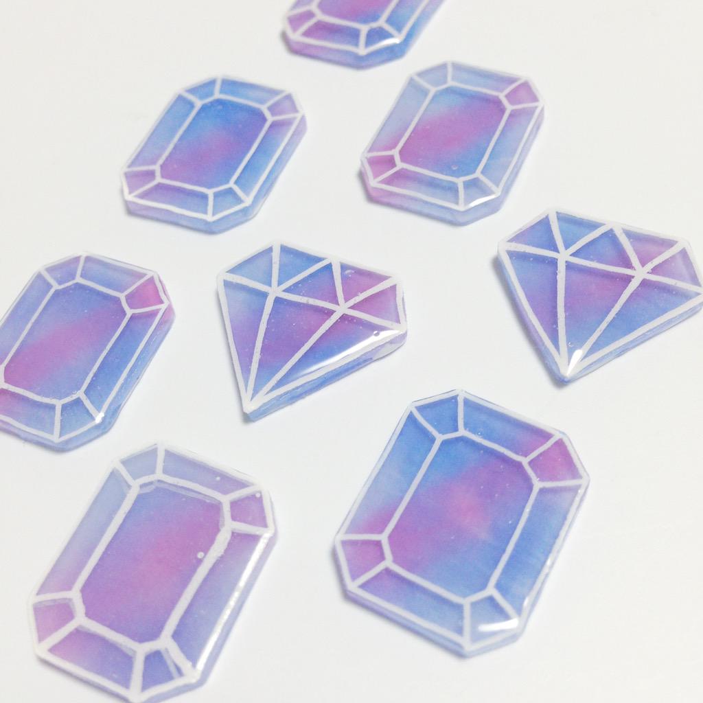 Chacha Madeさんはtwitterを使っています ダイヤはヘアピン 宝石はピアス イヤリングにしまーす 久しぶりに作ったけどグラデ具合良くできた 最後に細かいラメのせるよー レジン ハンドメイド プラバン プラ板 デザフェス デザフェス出展 Http T Co