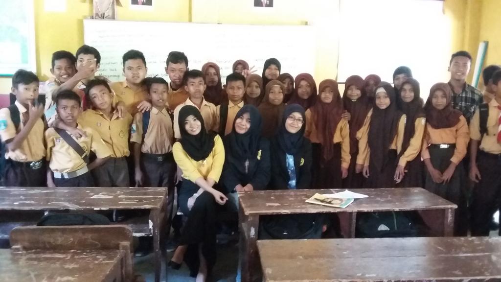 vikaaaaRD's tweet photo. Ternyata jadi guru itu menyenangkan😁😁 http://t.co/nS5Gmy5ghv