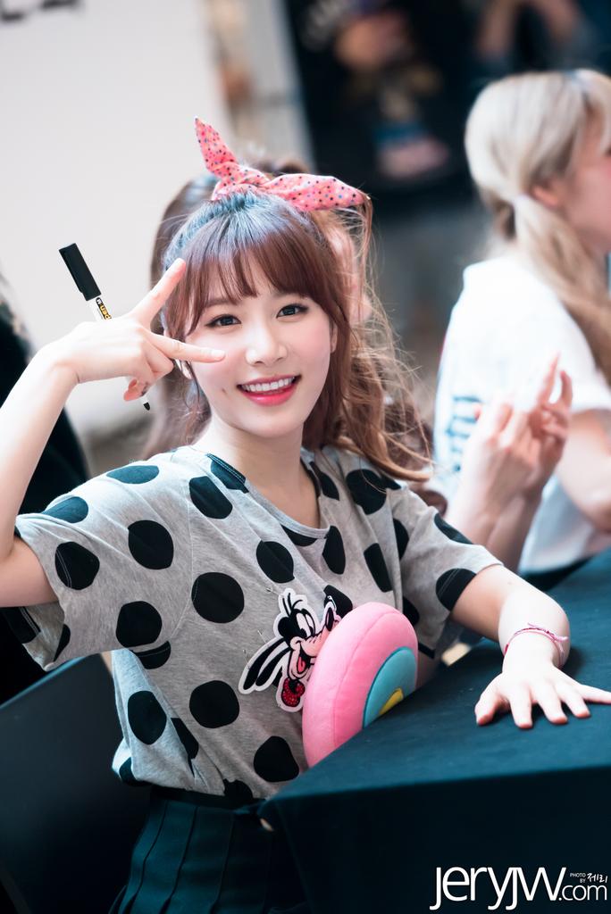 jeryjw (제리) on Twitter: "150411 LABOUM fansign - Soyeon (5p) #Laboum #