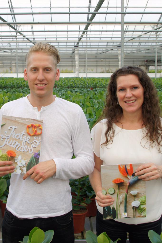 KarinvanderEijk's tweet photo. @pieternelvv hierbij onze selfie met het @TrotseTuinders magazine! Mooie dag gehad bij @kom_in_de_kas http://t.co/mfYfoAq8Gz