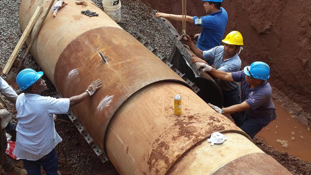 canaldepanama's tweet photo. A esta hora y sin detenerse desde ayer, siguen las obras para restablecer servicio de agua desde planta de Mendoza http://t.co/uiL8NSHYEz