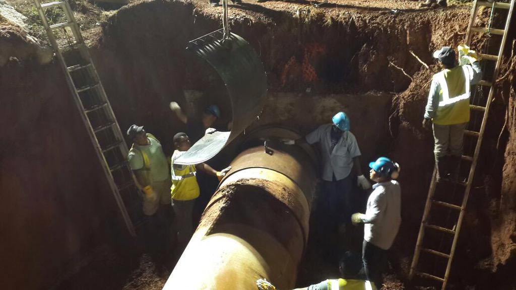 canaldepanama's tweet photo. A esta hora y sin detenerse desde ayer, siguen las obras para restablecer servicio de agua desde planta de Mendoza http://t.co/uiL8NSHYEz