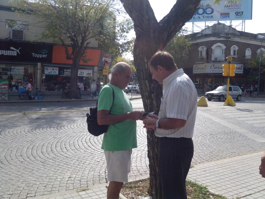 jprosanfco's tweet photo. #MauricioYVos junto a @FelippaErcole invitando a los vecinos que se sumen al cambio http://t.co/OYxAMaDz7C