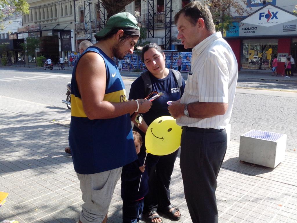 jprosanfco's tweet photo. #MauricioYVos junto a @FelippaErcole invitando a los vecinos que se sumen al cambio http://t.co/OYxAMaDz7C