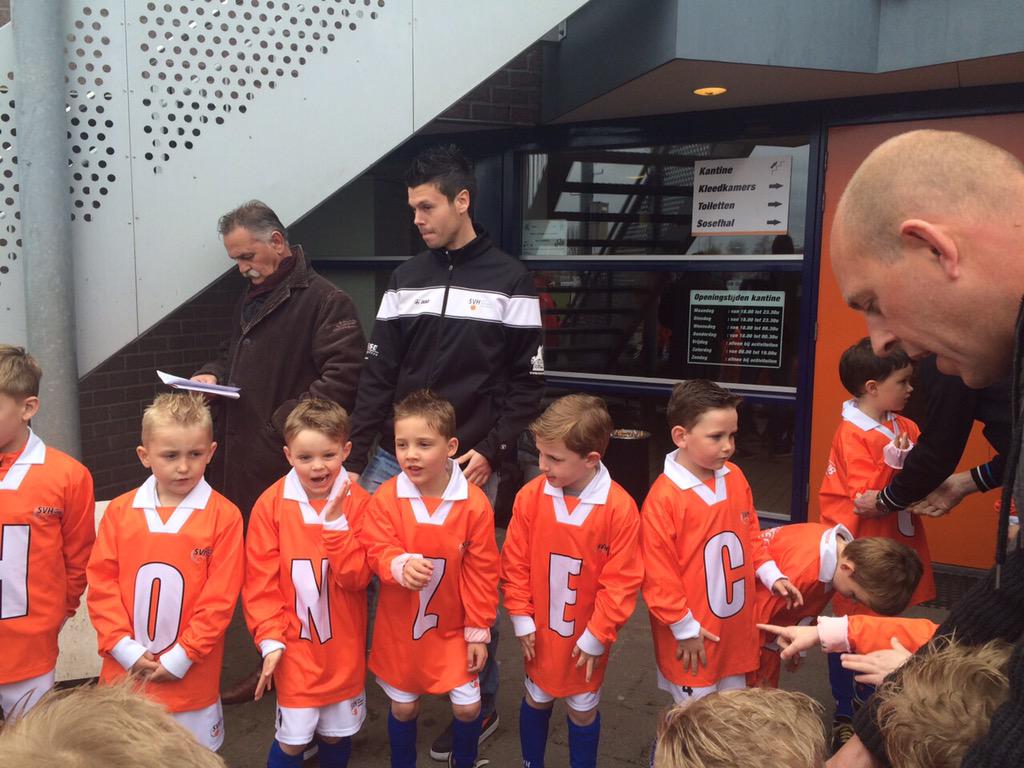 ErikSoosef's tweet photo. "@reinierp: Leuke opkomst voor de mini boys van @svh en in de rust penalty schieten. @svhonselersdijk bedankt ! http://t.co/rEAWMXugz6"